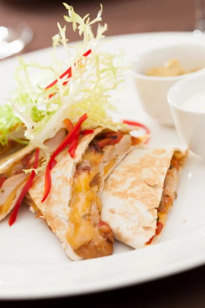 Sandwich de kebab con pollo y queso — Foto de Stock