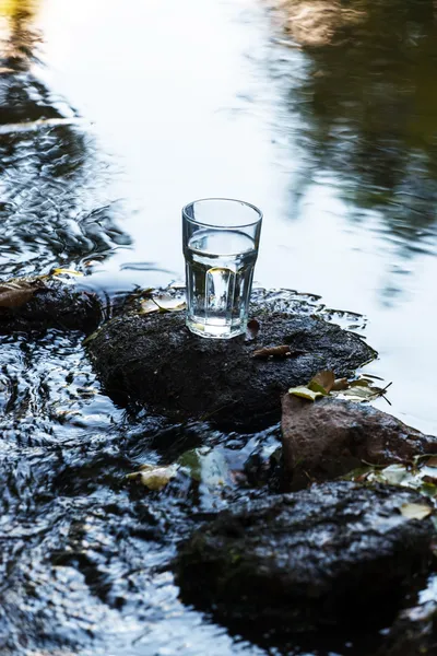Agua limpia en el vaso — Foto de Stock