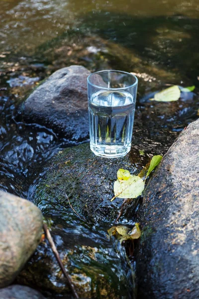 Água limpa e rochas — Fotografia de Stock