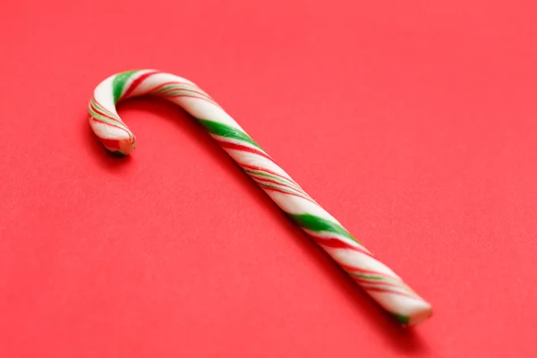 Boże Narodzenie słodycze na czerwonym tle — Zdjęcie stockowe