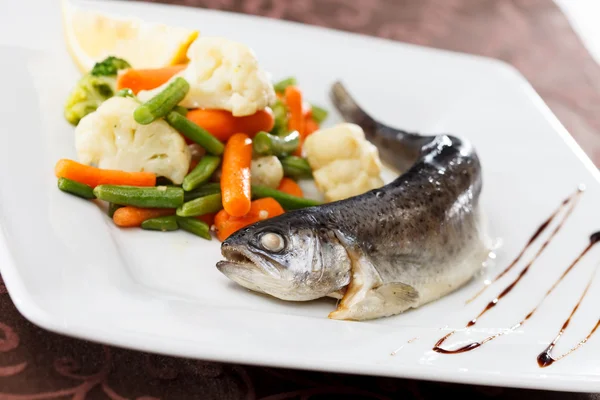 Forel geserveerd met gemengde groenten — Stockfoto