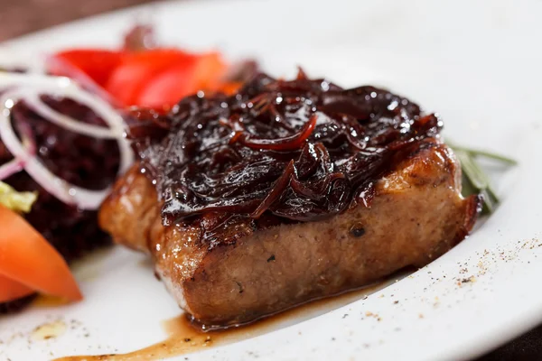 Rindersteak mit Salat — Stockfoto