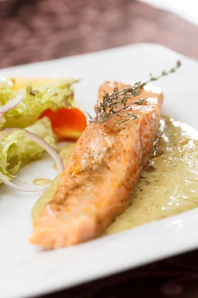 Lachs und Gemüse — Stockfoto