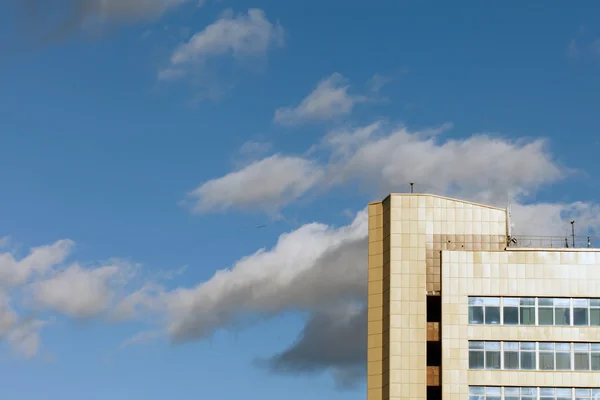 Průmyslové budovy proti obloze — Stock fotografie