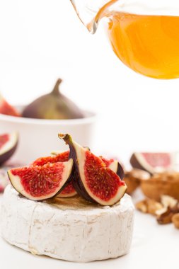 Camembert peyniri, incir ve bal