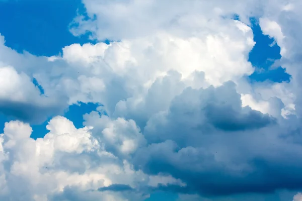 Blauwe lucht met wolken — Stockfoto