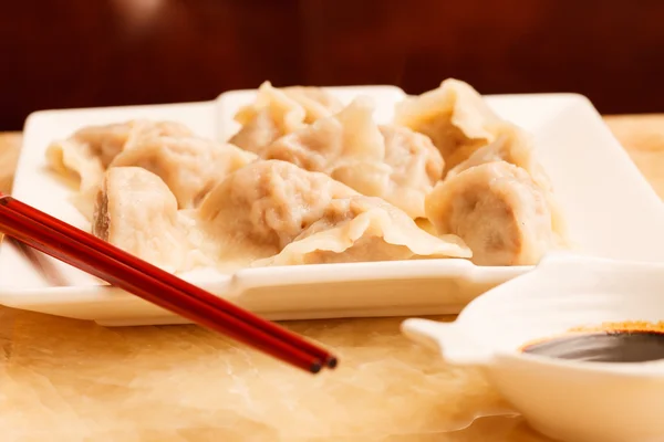 Цзяоцзы - китайские пельмени со свининой и луком . — стоковое фото