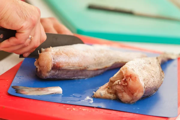 Chef en restaurante rebanando pescado crudo — Foto de Stock