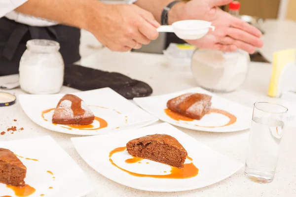 Шоколадный торт с карамельным соусом — стоковое фото