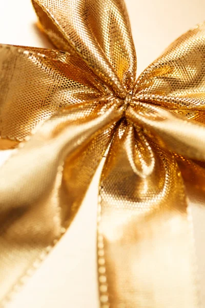 Present with gold bow — Stock Photo, Image