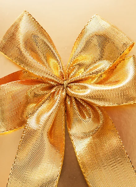 Present with gold bow — Stock Photo, Image