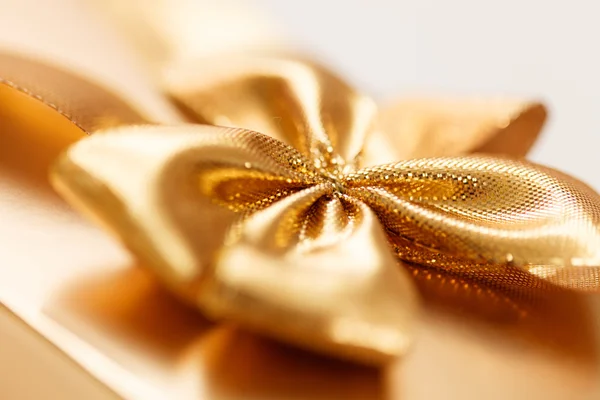 Present with gold bow — Stock Photo, Image