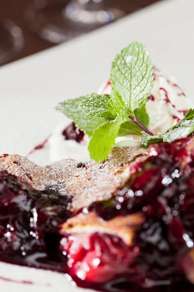 Berry strudel with ice cream — Stock Photo, Image