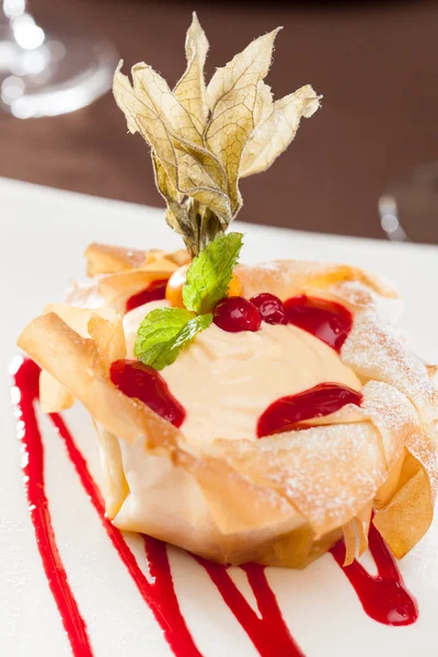Çilek vanilyalı krema ile pişmiş hamur — Stok fotoğraf