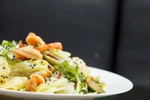 Salad with shrimps — Stock Photo, Image