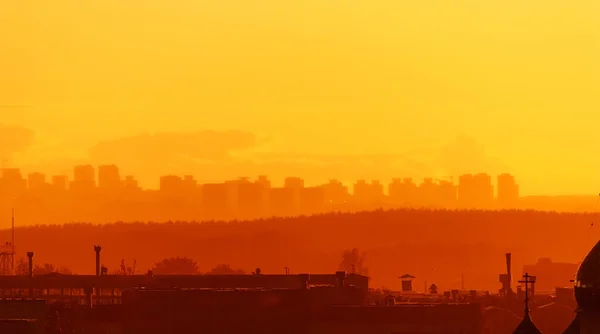 Zonsondergang over de stad — Stockfoto