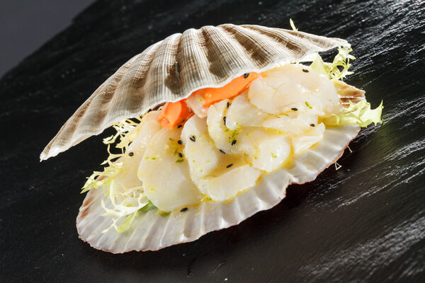 гребешки подаются в раковине
