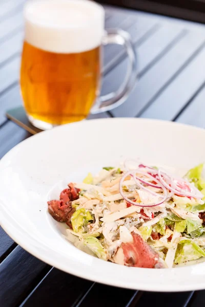 Salata ve bira — Stok fotoğraf