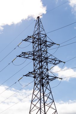 yüksek gerilim kule gökyüzüne