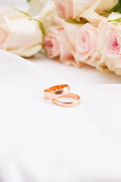 Rose e anelli — Foto Stock