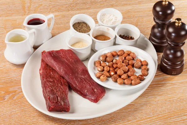 Carne cruda con especias —  Fotos de Stock