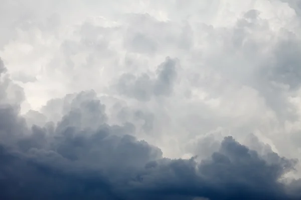 Cielo drammatico con nuvole tempestose — Foto Stock