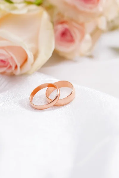 Rosen und Ringe — Stockfoto