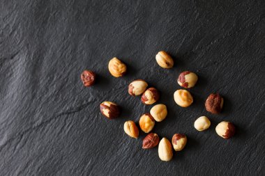 siyah arka plan üzerine fındık