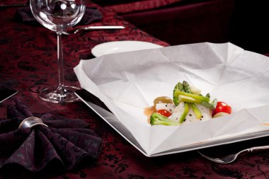 Parşömen sebzeli balık