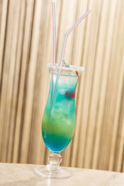 kirazlı mavi kokteyl