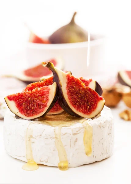 Fromage camembert, figues et miel — Photo