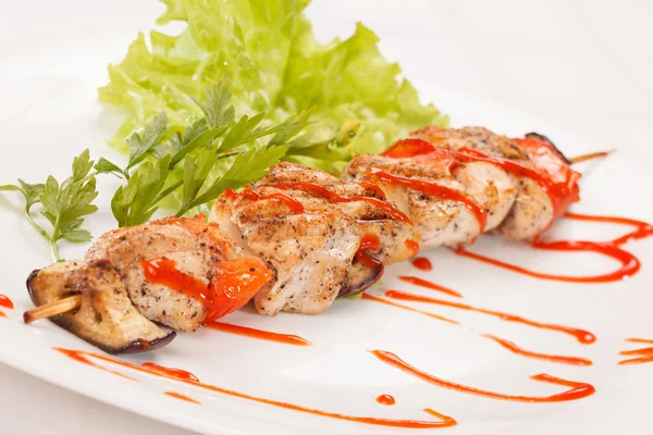 Chicken kebab with tomato sauce — Stock Photo, Image