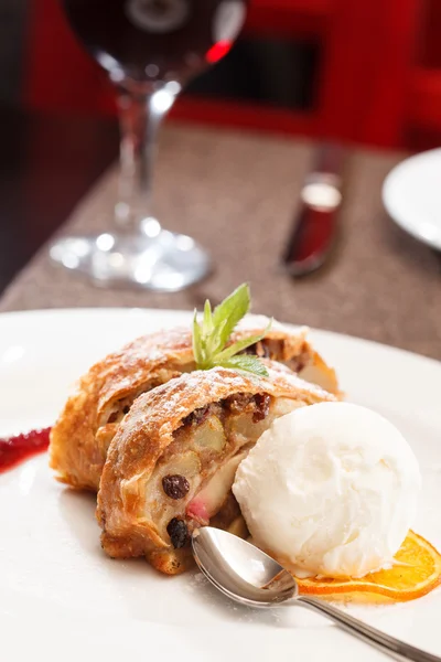 Apple strudel — Stock Photo, Image