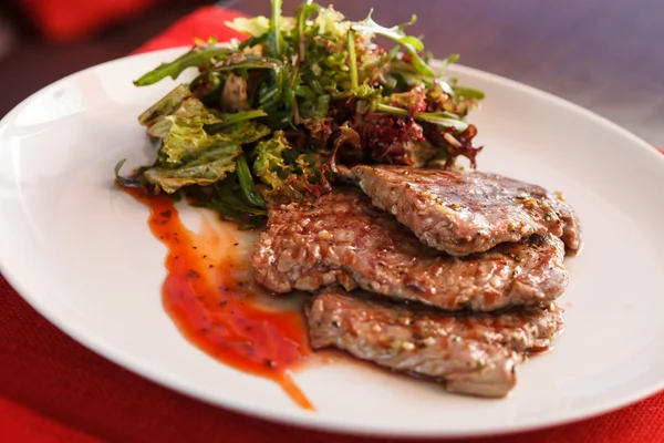 Steak mit Salat — Stockfoto