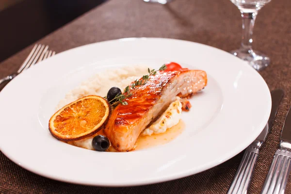 Salmon steak with potatoes — Stock Photo, Image