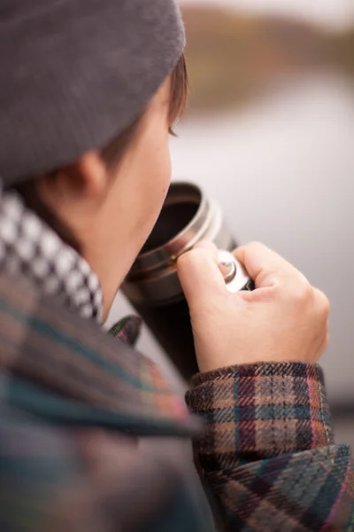 Vrouw met kopje koffie — Stockfoto