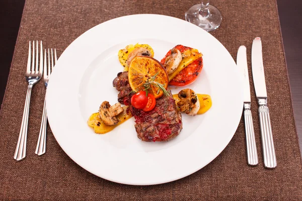 Bife grelhado com batatas — Fotografia de Stock