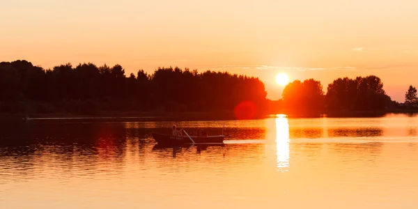 Solnedgång på sjön — Stockfoto