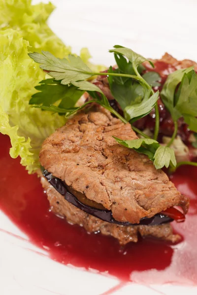 Steak mit Preiselbeersoße — Stockfoto