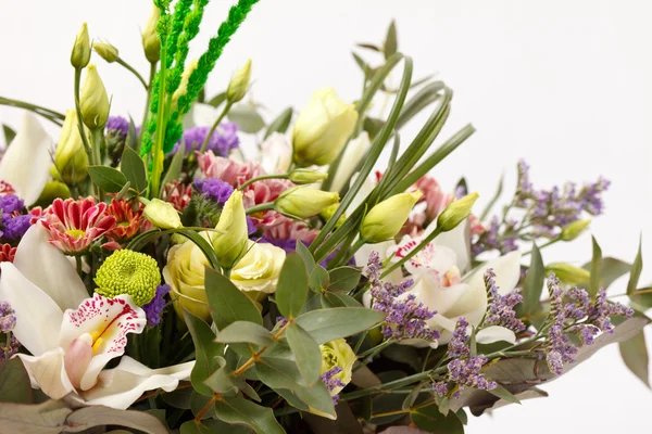 Schöne Blumen im Korb — Stockfoto