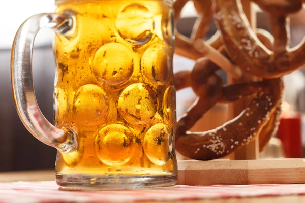 Pan de pretzel alemán con cerveza —  Fotos de Stock