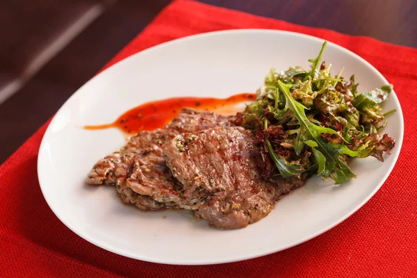 Steak met salade — Stockfoto
