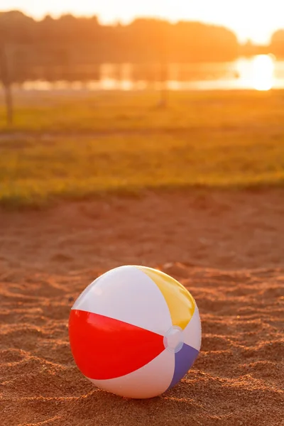 Pelota en la playa — Foto de Stock