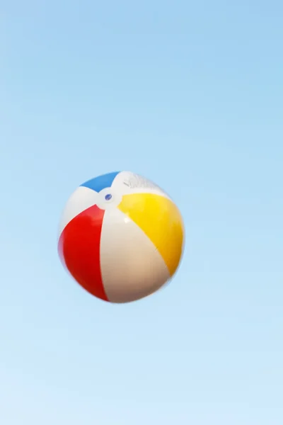 Un pallone da spiaggia nel cielo — Foto Stock