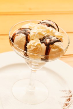 çikolata şurubu ile dondurma