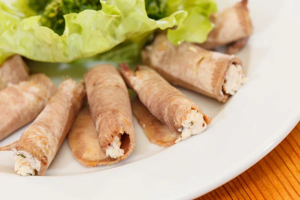 Rolos de carne com queijo cottage — Fotografia de Stock