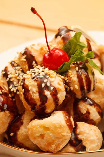 Profiteroles with chocolate — Stock Photo, Image