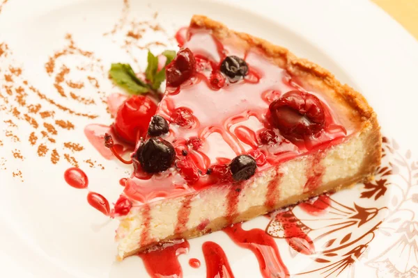 Käsekuchen mit Beeren — Stockfoto