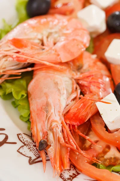 Shrimps with greek salad — Stock Photo, Image