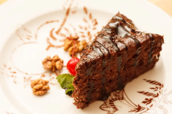 Bolo de chocolate com cereja — Fotografia de Stock